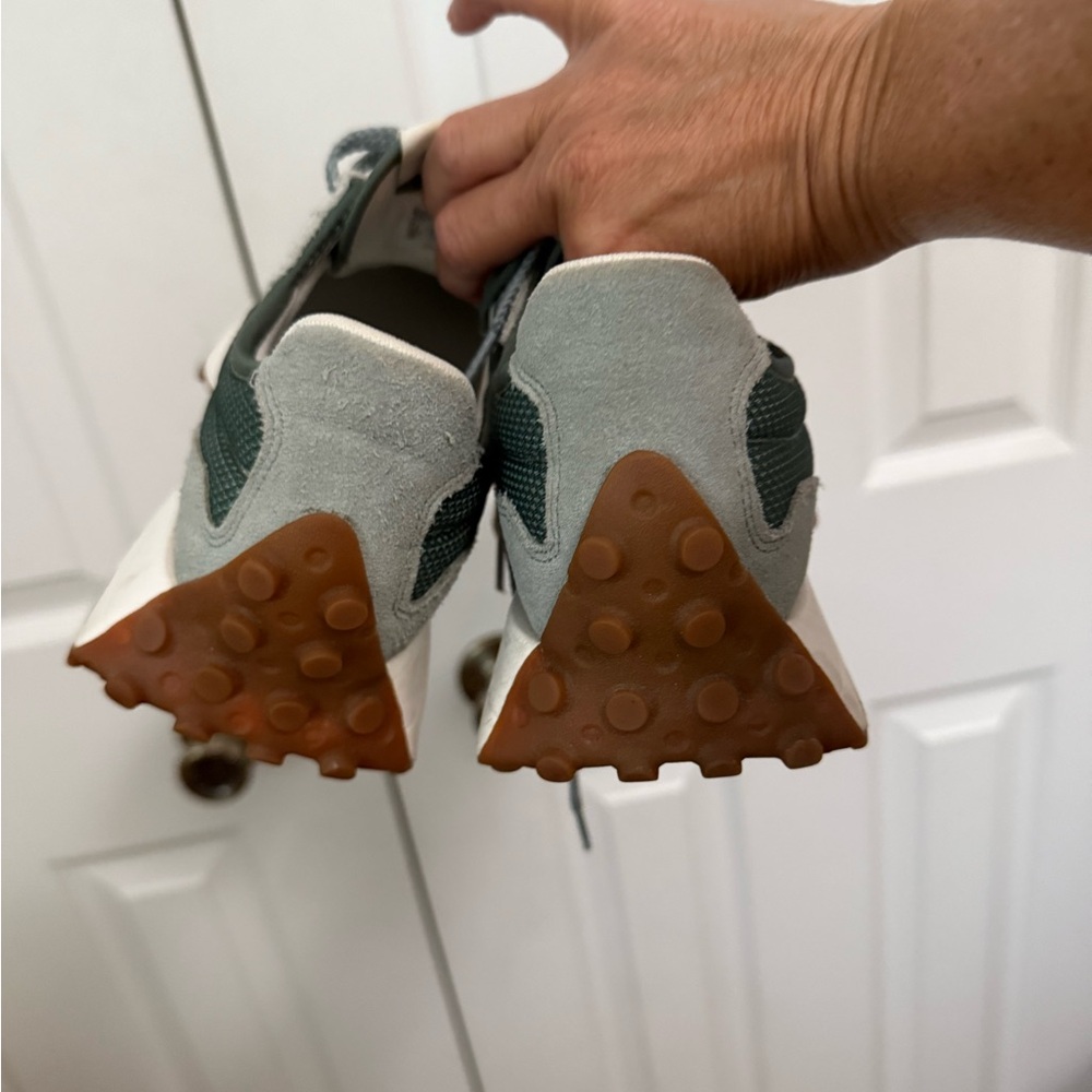 New Balance 327 Women’s 7.5 - Picture 3 of 4